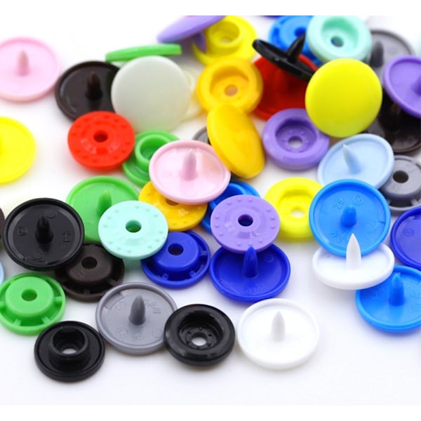 Tryckknappar i plast i regnbågens färger, set med tryckknappstång för pyssel och sömnad, material av professionell kvalitet för tygblöjor och handdukar