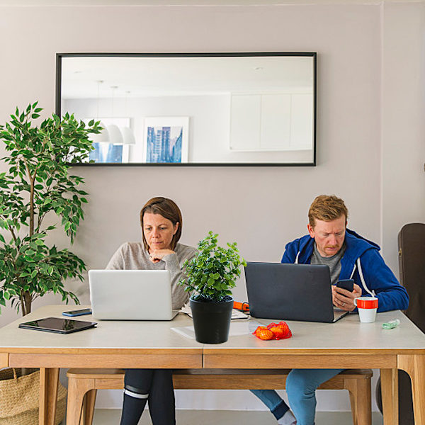 Konstgjord blomma och gräsboll krukväxt kreativ liten prydnad