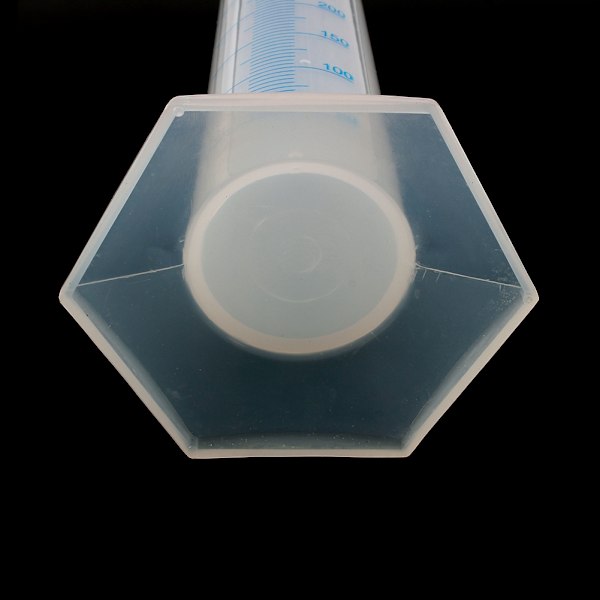 Mångsidig graderad cylinder i plast, idealisk för laboratorietester och hushållsbruk, bred kant underlättar enkel påfyllning (500 ml)