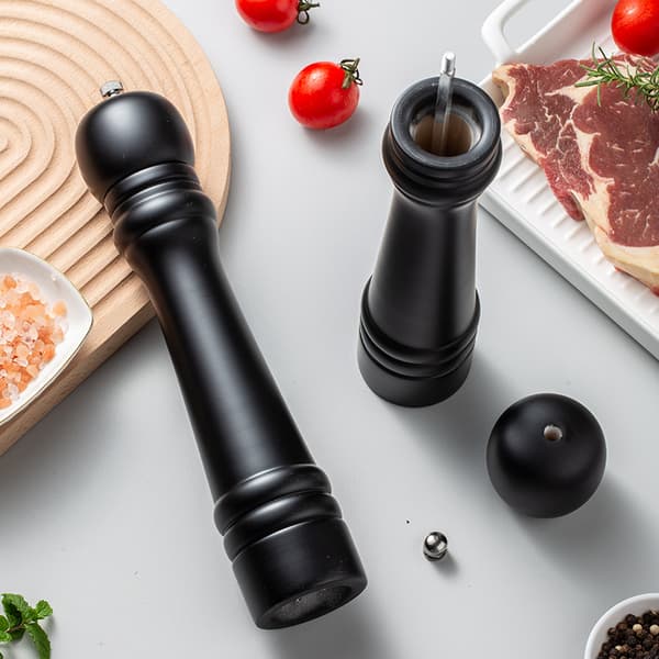 Salt- och pepparkvarn, svart Set med 1 manuell salt- och pepparkvarn i trä