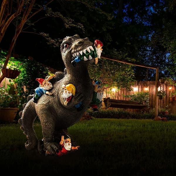 Dinosaur der spiser havegnom-statue, havegnom og dinosaurlegetøj