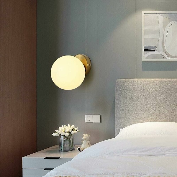Mid-Century Guld Vägglampa med Mjölkvit Glasglob, Antik Guldfinish och Frostat Glasskärm för Mångsidig Montering i Din Heminredning