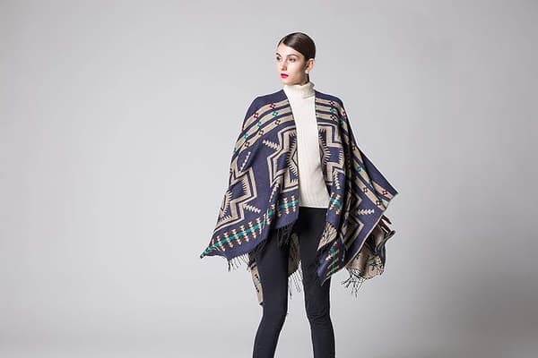 Grå Kashmir Poncho Wrap med Blomstermønster og Frynser