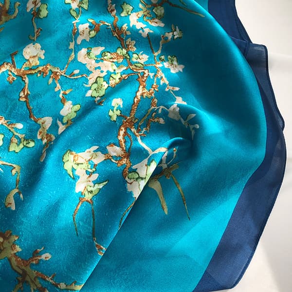 Langt skjerf i Mulberry-silke, satengskjerf, motedesignerskjerf, lett omslag