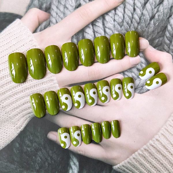 Falska naglar korta mandel tryck på naglar akryl full cover gröna falska nagelspetsar för kvinnor och flickor 24PCS