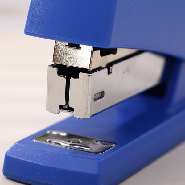 Klassisk skrivbordsstapler för tung användning, kapacitet 20 ark, bärbar