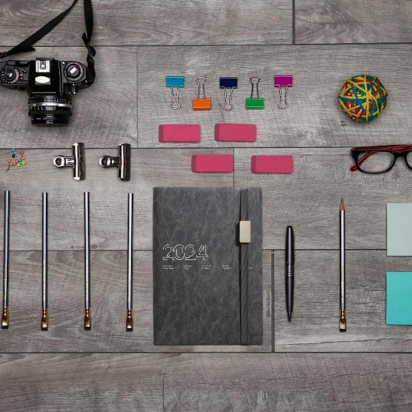 2024 Notesbog A5 Planner - 365 Dages Planner, Helligdage, Kontakter