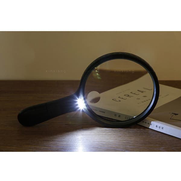 138 mm stort læseglas med LED-lys, meget let