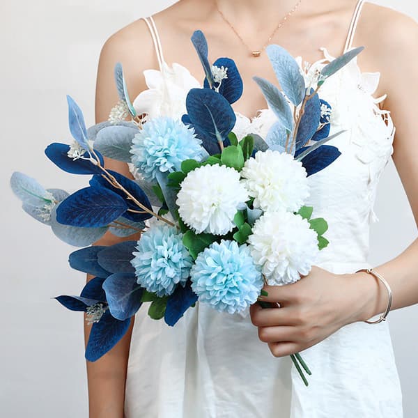 Kunstige blomster med vaser, brukt til broderidekorasjon i
