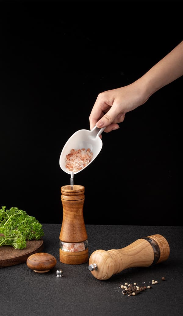 Peppar- och saltkvarnar, salt- och pepparkar i trä, set om 2