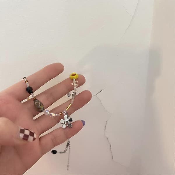 Elegant akrylblomhalsband med pärlkedja och kristalldetaljer