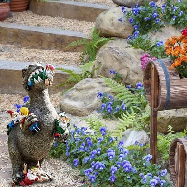 Dinosaur der spiser havegnom-statue, havegnom og dinosaurlegetøj