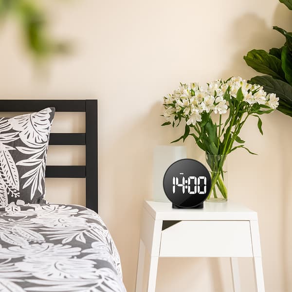 Svart skal - vit text, liten digital klocka 12/24 timmars digital