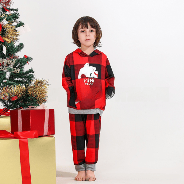 Matchende julepyjamas til familien med hætte og bøffelkaro