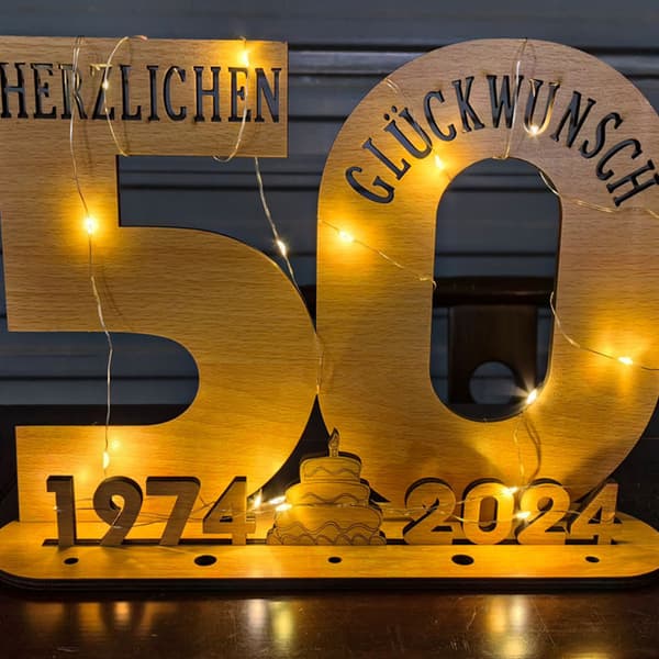 50-årig träfödelsedagsdekoration