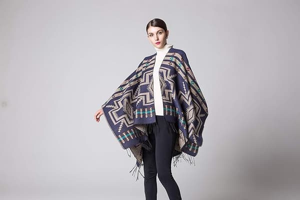 Grå Kashmir Poncho Wrap med Blomstermønster og Frynser
