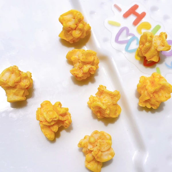 Simulerade popcorn-berlocker i harts, popcorn-dekorationer i harts för smycken
