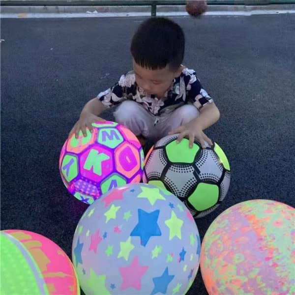 9'' Uppblåsbar LED-boll Blinkande Kick Ball Leksak Sportspel Party Favor Bouncy Ball för barn Föräldrar Utekväll för Pl