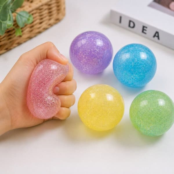 Sæt med 4 Squishy Bolde 7 cm Pailletterede og Farverige – Anti-Stress Bolde til at Klemme, Afslappende Sensoriske Legetøj, Tilfældige Farver