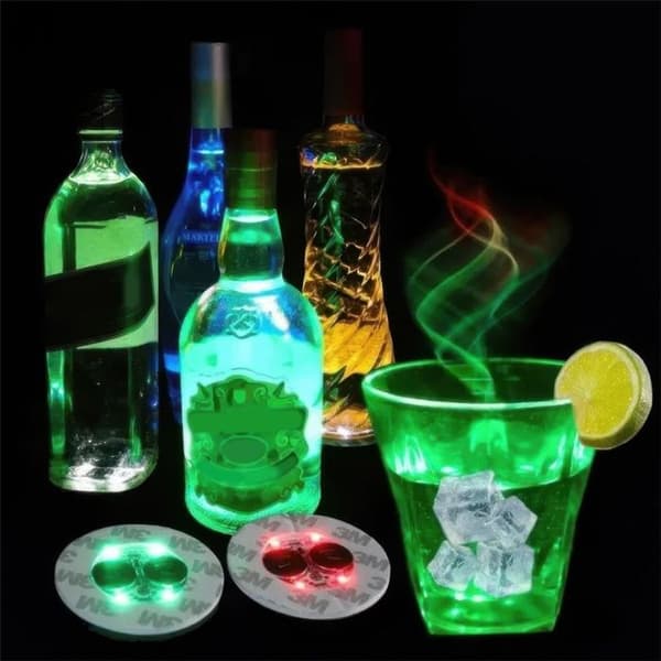 LED Coasters - NOBRAND - Sæt af 8 - 6 cm - 7 Farver - Festlig Stemning röd, grön, orkidé, vit, isblå, varm