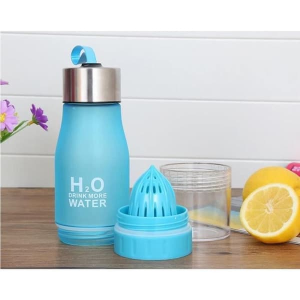 H2O Urheiluvesipullo hedelmäinfuserilla ja infuserilla 650 ml Useita värejä 70 -