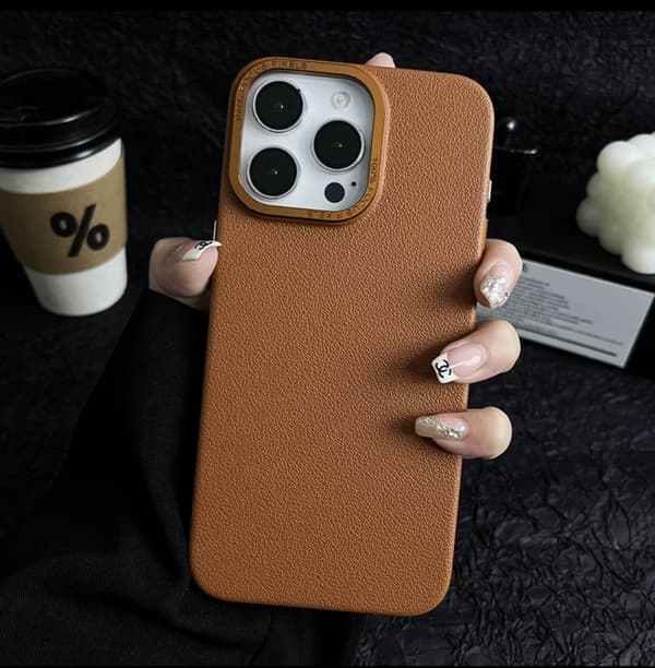 Fodral för iPhone 16 Pro brun Frostat hårdvara Pebbled lädermönster