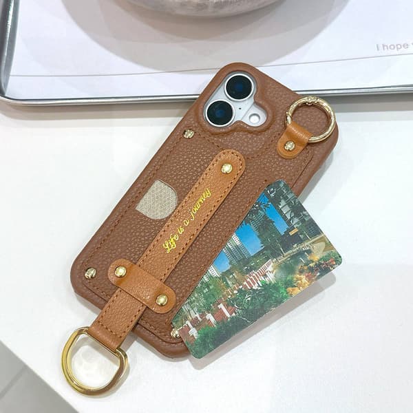 Etui til iPhone 15 Pro Max brun Pebbled Wrist Hardware Spændepung med kortholder Stand Læder