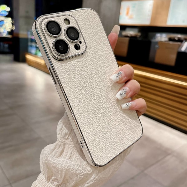 Kotelo iPhone 16 Plus -puhelimelle linssikalvolla \"lychee grain white\" galvanoidulla hopeareunalla, kivetty nahkarakenne, linssin hopeapinnoitus, koko vartalon suoja