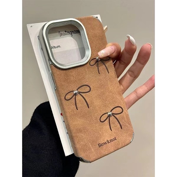 Etui til iPhone 16pro Bowknot+Stålkugle Efterår og vinter brunt læder Sommerfugl knude blomst blød