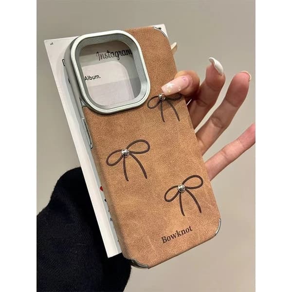 Fodral för iPhone 16promax Rosett+Stålkula Höst och vinter brunt läder Fjärilsknut blomma mjuk