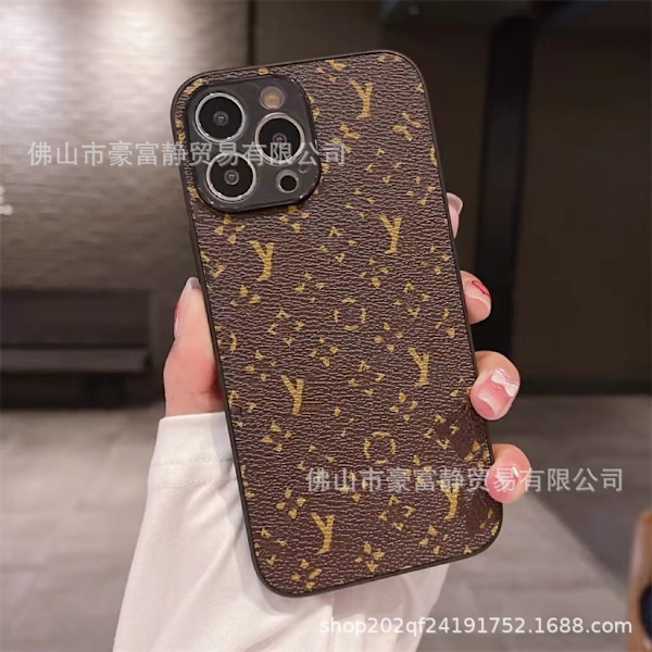 Fodral för iPhone 15plus Liten brun blomma Full-Body lädertextur
