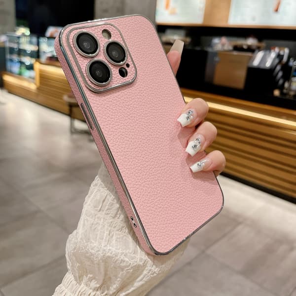 Fodral för iPhone 14 Pro Max med linsskydd \"Lychee Pink\" med silverpläterad kant, texturerat läder, silverpläterad lins, helkroppsskydd