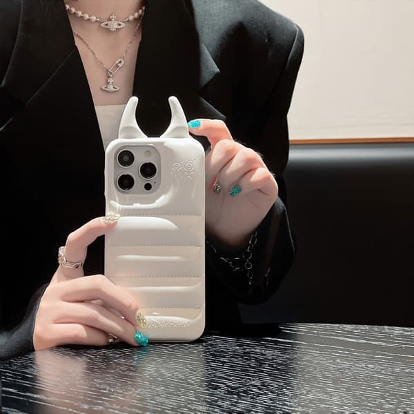 Etui til iPhone 16 White-horn Wind lædertekstur 3D djævle-tentakler internet-berømthed