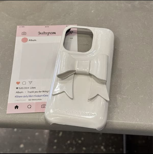 Fodral för iPhone 16 Vit+Rosett Retro lädertextur halvt täckt