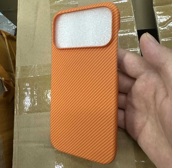 Etui til iPhone 17 Pro Max kulfibertekstur magnetisk slank profil orange Noz36059