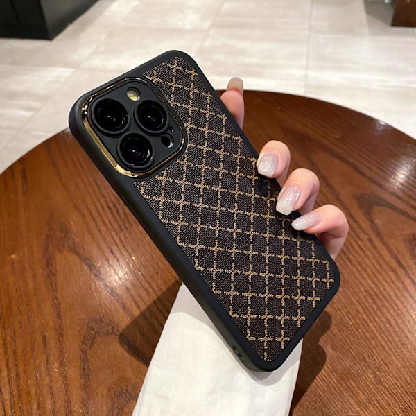 Kotelo iPhone 13 Pro Max -puhelimelle, tummanruskea timanttikuvio, galvanoidulla pyöreällä linssisuojuksella, korkealaatuinen nahkakuvio
