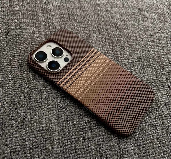 Etui til iPhone 15 Pro Karbonfibertekstur Magnetisk Slank Profil Brun