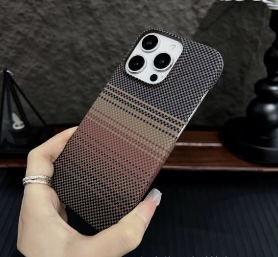 Etui til iPhone 14 karbonfibertekstur magnetisk slank profil gull Noz36242