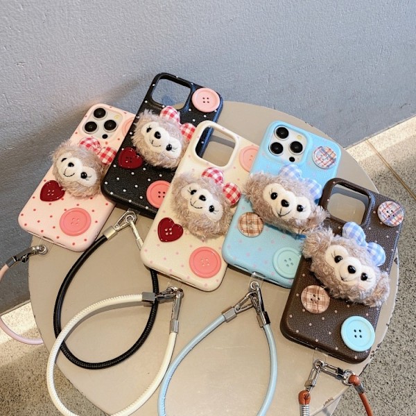 Fodral för iPhone 15 Svarta och vita prickar + plysch ShellieMay-knapp + armband lädermönster plysch Duffy-björn mjuk