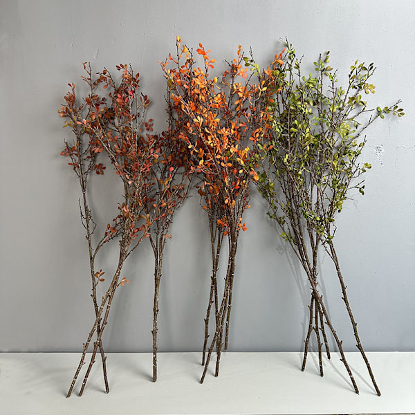 Keinotekoiset syksyn oksat, tekolehdet, villit oksat, metsätyylinen kukka Dead branches autumn leaves red