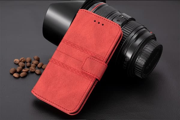 Etui til iPhone 15 rød Fantasy 3D-preget lang stropp Flip Japansk Ensfarget