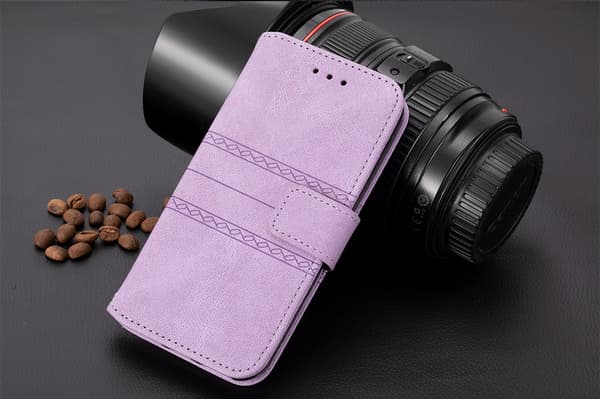 Etui til iPhone 15 Lys lilla Fantasy 3D-preget Lang stropp Flip Japansk Enkel