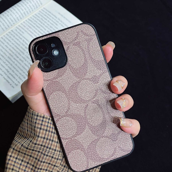Kotelo iPhone 15 Plus -puhelimelle, klassinen Coach-takalappukuvio, vaaleanruskea, klassinen nahkakuvio