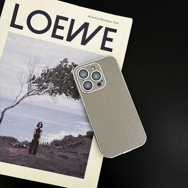 Kotelo iPhone 14 Pro Maxille linssisuojuksella \"Denim Gray\" galvanoidulla hopeareunalla, kivikuvioitu nahkapinta, linssin hopeapinnoitus, koko vartalon suoja
