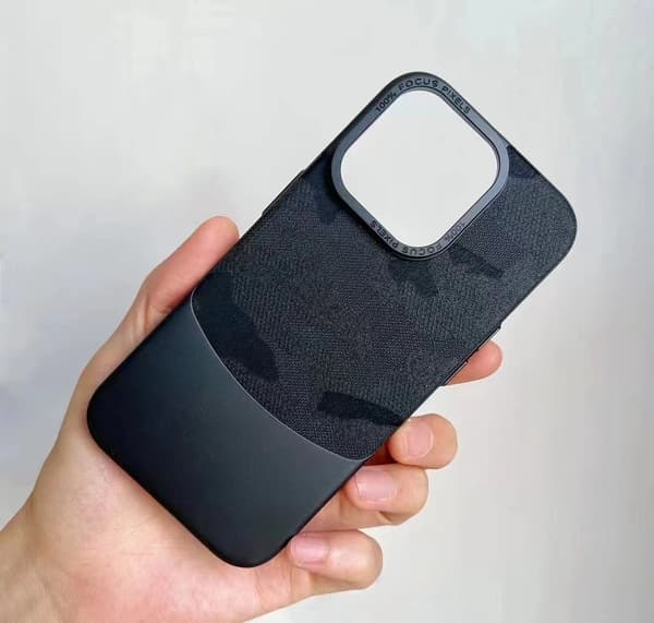 Fodral för iPhone 15 Pro svart Kamouflage Blandade Material Metall Linsduk Lädertextur