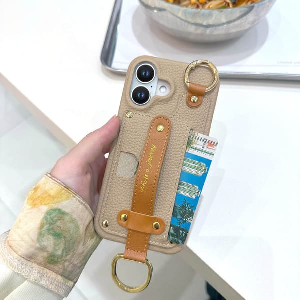 Etui til iPhone 15 Plus Khaki Pebbled Håndledsrem Spændepung med Kortholder Stand Læder