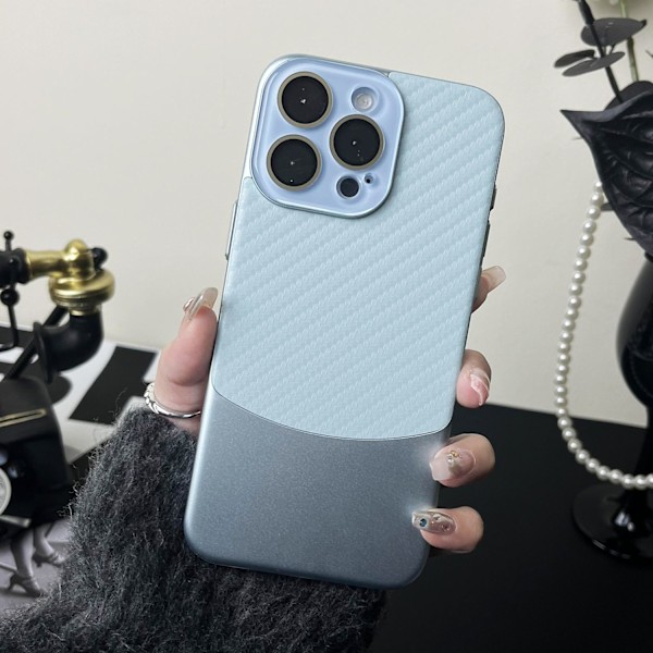 iPhone 14 -kotelo, Nappa-nahkakuori - Yachuan-sininen, väripilkullinen hiilikuitunahkakuvio, kristallilinssi