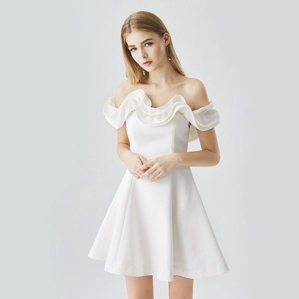Festklänning Elegant slimmad och axelhålklänning med volang White L