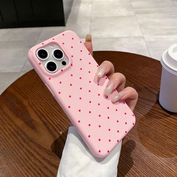Etui til iPhone 15PLUS Pink Røde Prikker læder bølgede prikker blødt klassisk