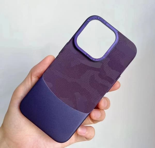 Etui til iPhone 15 Plus Mørkelilla Camouflage Blandede Materialer Metal Linseklud Lædertekstur